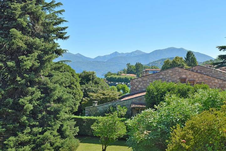 Ferienwohnung für 3 Personen, mit Pool und Garten in Porto Valtravaglia