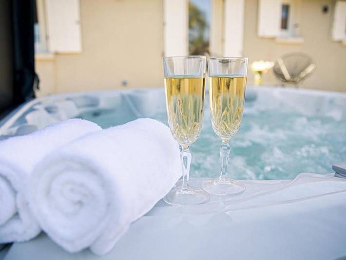 Location de vacances pour 2 personnes, avec Terrasse ainsi que Jacuzzi et Jardin