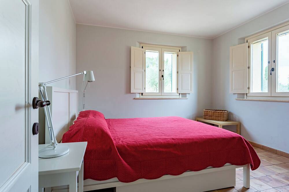 Elegant typical farmhouse with pool large wooded courtyard 10 minutes from Jesi in Jesi, Ancona Provinz