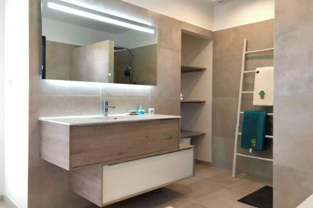 Appartement entier, Modern Villa with Pool & Vineyard Views – Heart of Provence in Le Puy-Sainte-Réparade, Région d'Aix-en-Provence