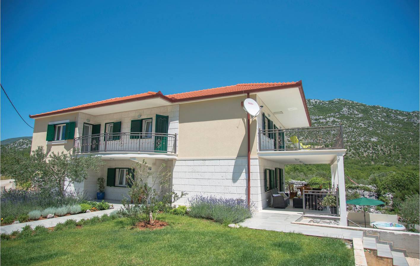 Geräumige 2-Zimmer-Wohnung mit Pool, Terrasse und WLAN in Makarska Riviera