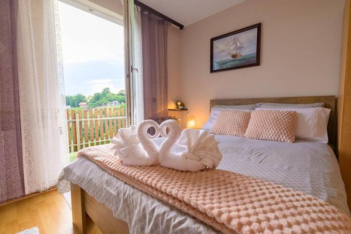 Ferienhaus für 4 Personen, mit Balkon und Terrasse sowie Garten und Seeblick