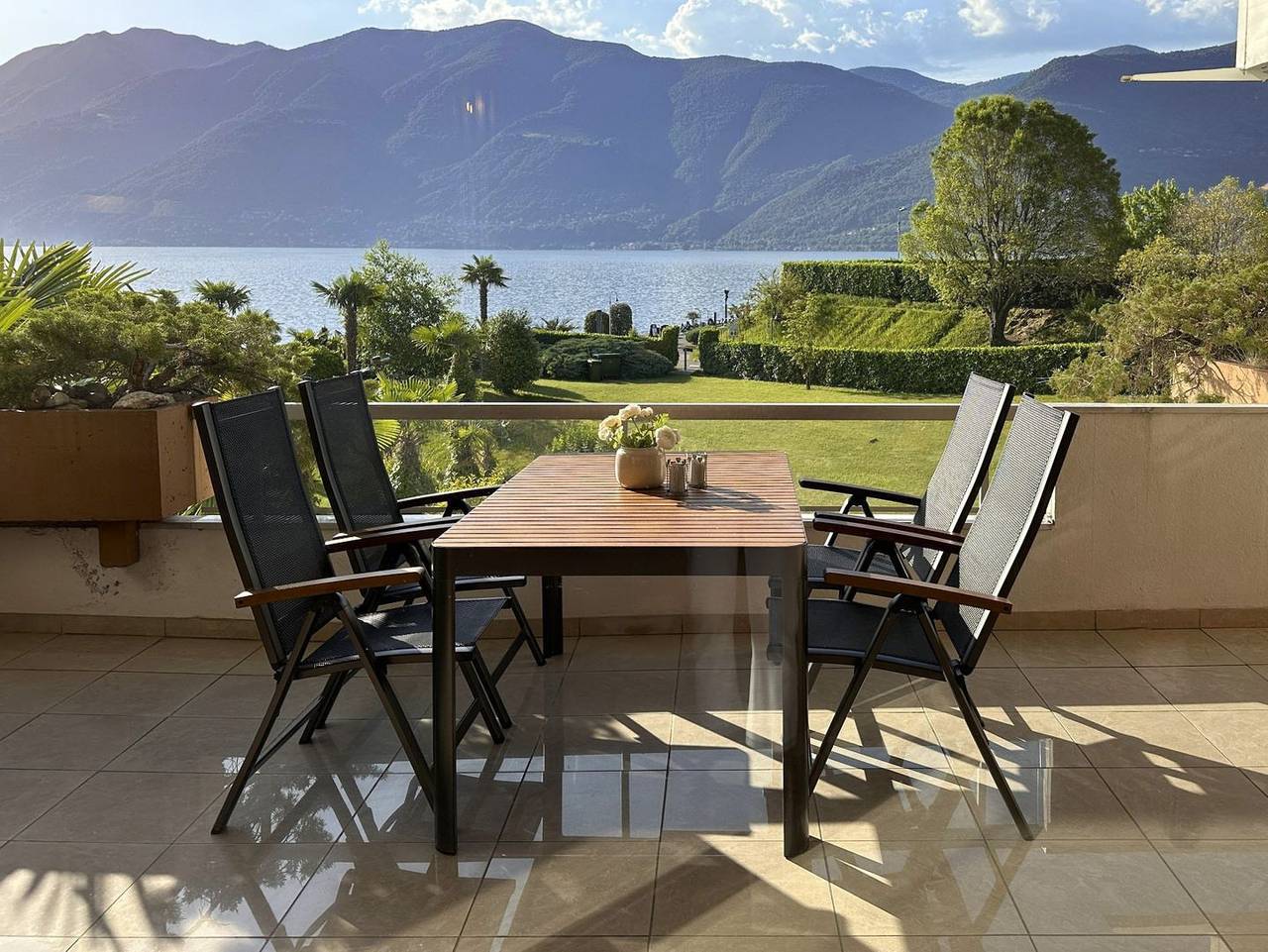 Ganze Wohnung, Appartement in exklusiver Seelage mit Blick auf die Grünanlage und den Lago Maggiore mit Hallenbad. in Porta (Brissago), Brissago