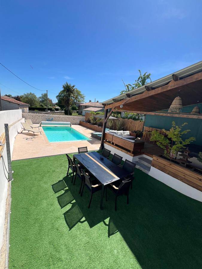 Location de vacances pour 12 personnes, avec jardin ainsi que piscine et vue à Lussant