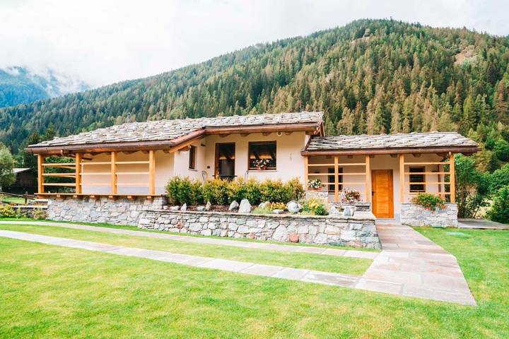 Casa vacanza per 2 persone, con Balcone e Idromassaggio nonché Terrazza e Giardino a Comune di Gressoney-Saint-Jean