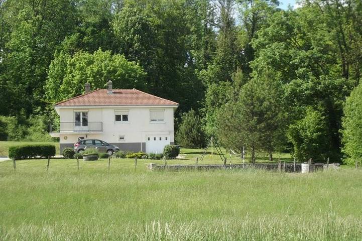 Gîte pour 5 personnes, avec jardin à GY