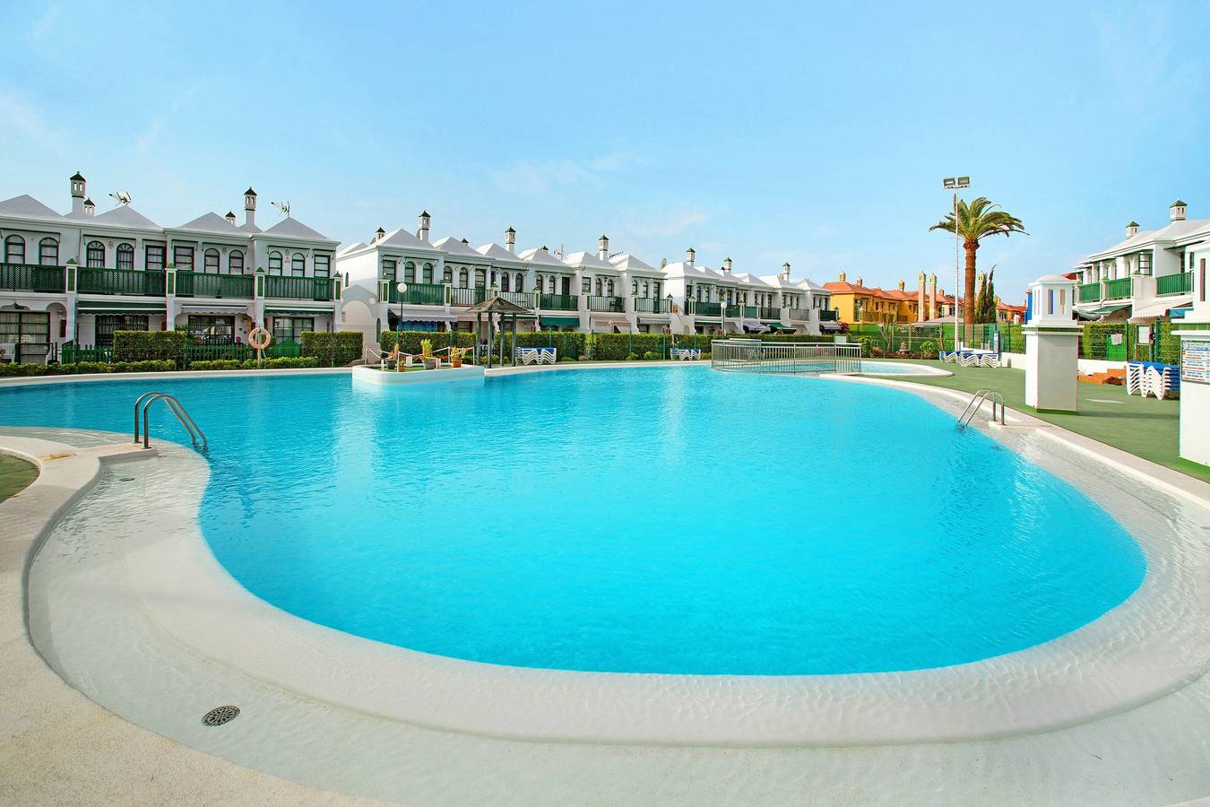 Entire apartment, Holiday Home Dunaflor Gemelo 1 with Shared Pool, Terrace & Wi-Fi in Campo Internacional, San Bartolomé de Tirajana