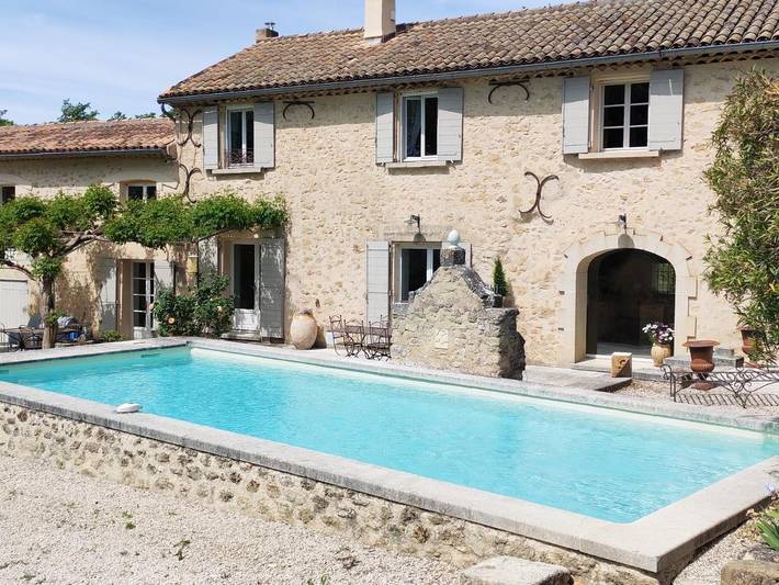 Location de vacances pour 2 personnes, avec Terrasse et Jacuzzi ainsi que Jardin et Piscine à Cucuron