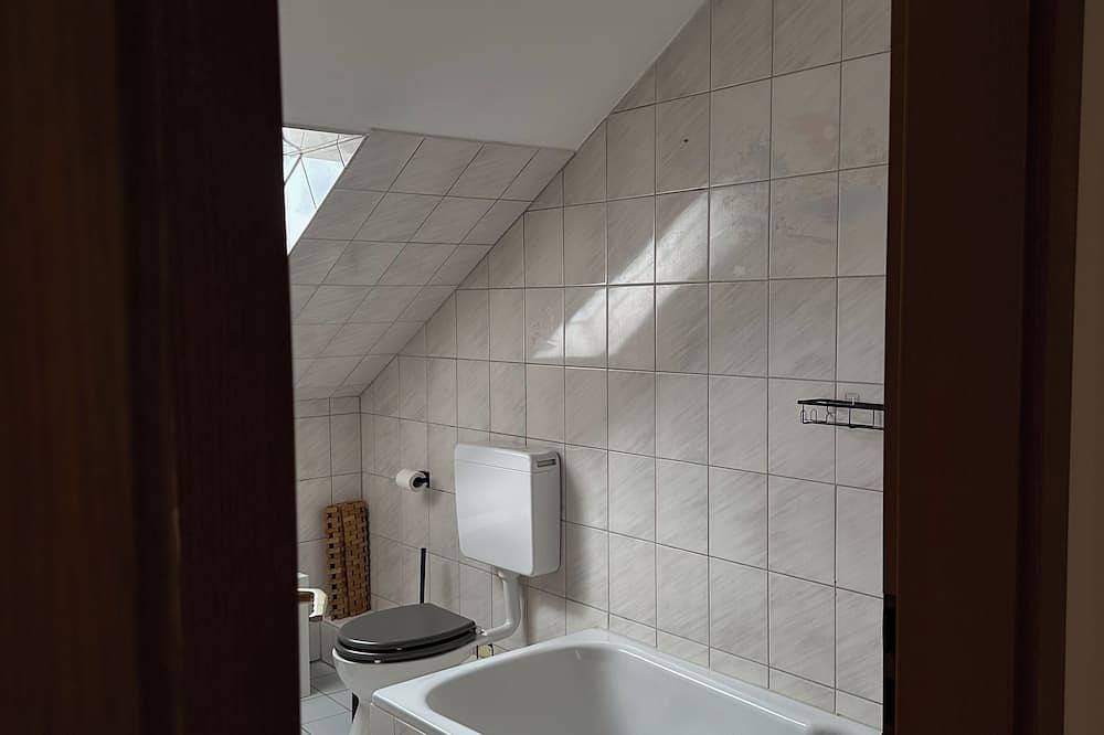Ganze Wohnung, Gemütlich unterm Dach. Klein und fein. in Baunatal, Hessisches Bergland