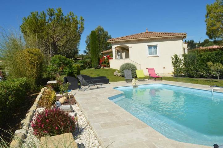 Location de vacances pour 8 personnes, avec Terrasse et Jardin ainsi que Piscine et Vue à Combas
