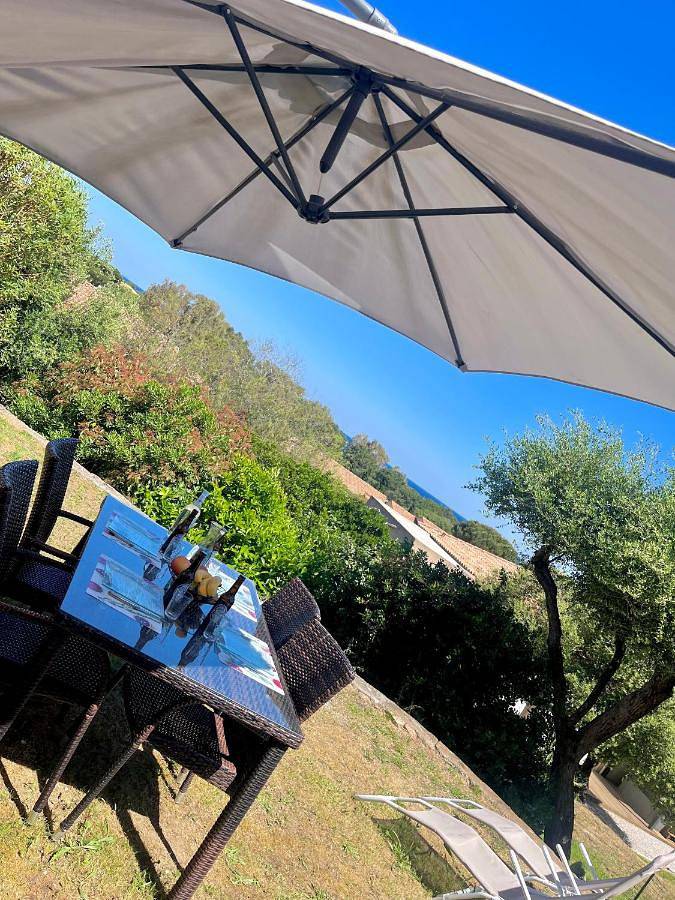 Gîte pour 4 personnes, avec terrasse ainsi que jardin et vue dans Gare du Club Med Cocody - 2