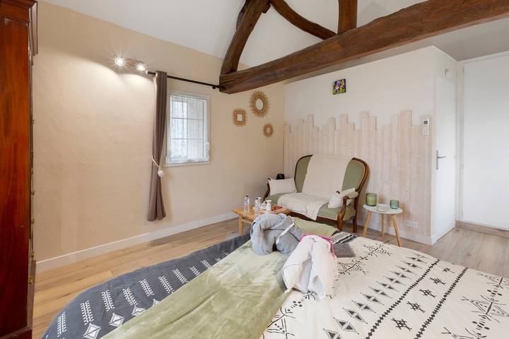 Habitación de huéspedes 'La Parenth'aise Du Vexin' con Wi-Fi y aire acondicionado in Saint-Martin-la-Garenne, Parque natural regional del Vexin Francés