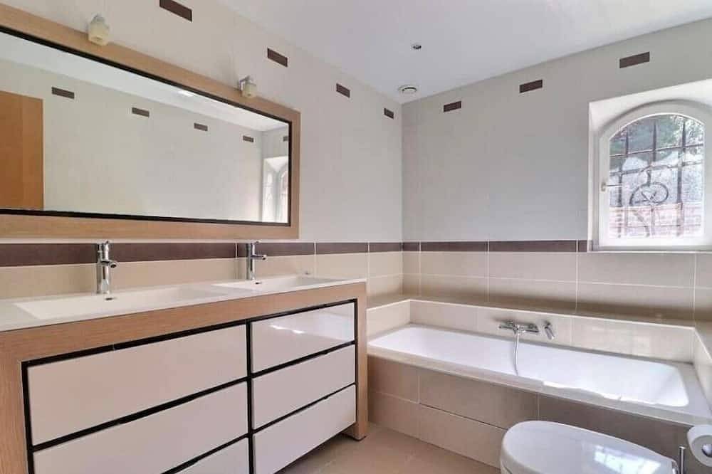 Family home on the heights of Miramas-Le-Vieux in the heart of Provence in Miramas, Istres region