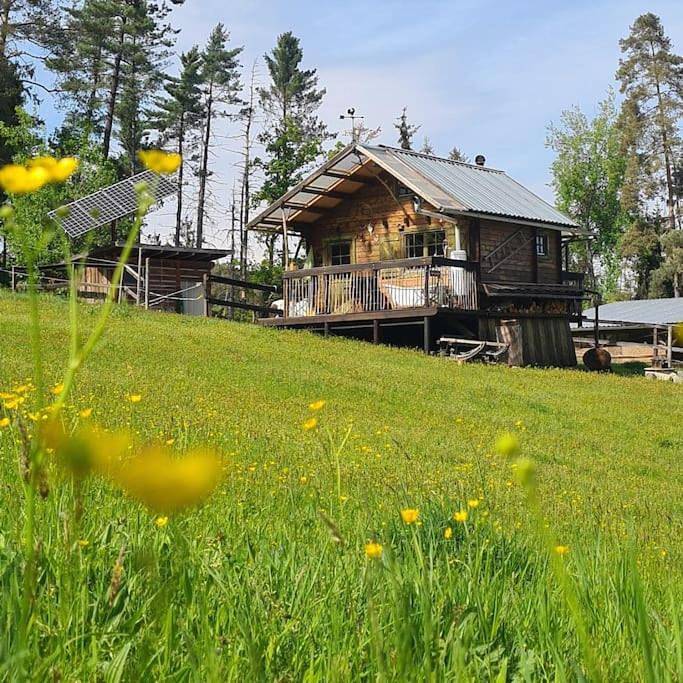 Holzhütte allein am Waldrand in Saldenburg, Ostbayern