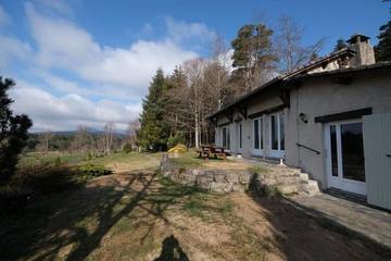 Gîte pour 7 personnes, avec jardin ainsi que vue et terrasse à Mazet-Saint-Voy