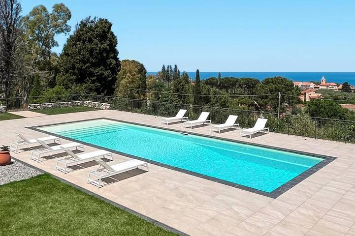 Villa per 10 persone, con terrazza e sauna nonché piscina e giardino a Messina