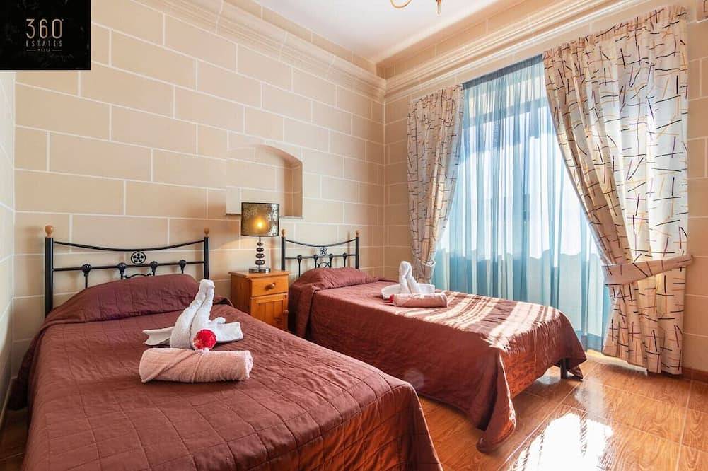 Huge Villa with Pool, Bbq and Spectacular Views in il-Mellieha, Mellieha