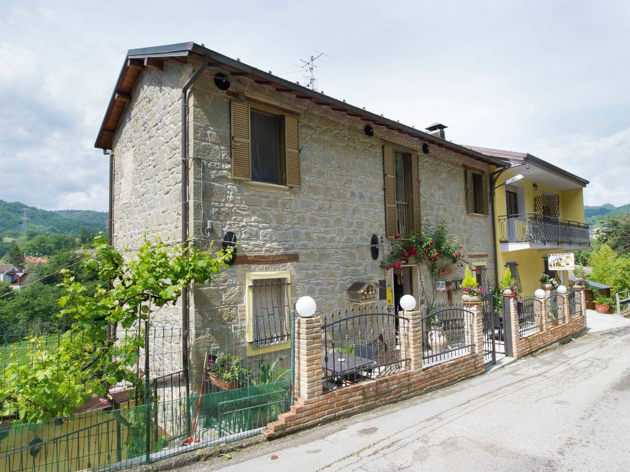 Entire holiday apartment, Holiday apartment for 2 people with garden in Roccafluvione, Monti Sibillini National Park