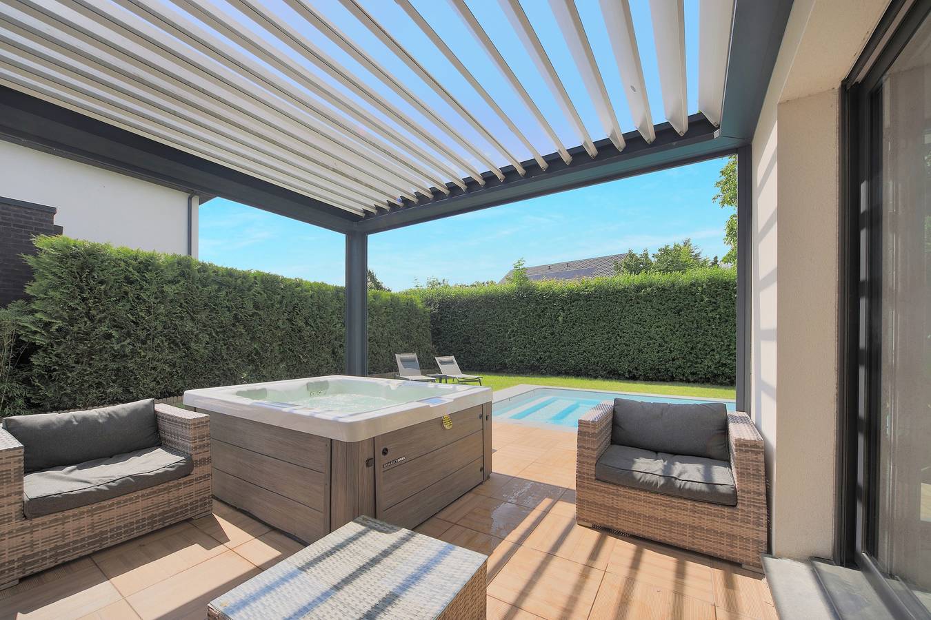 La Villa Sainghin - Piscine et Jacuzzi Privé in Sainghin-en-Mélantois, Lille region