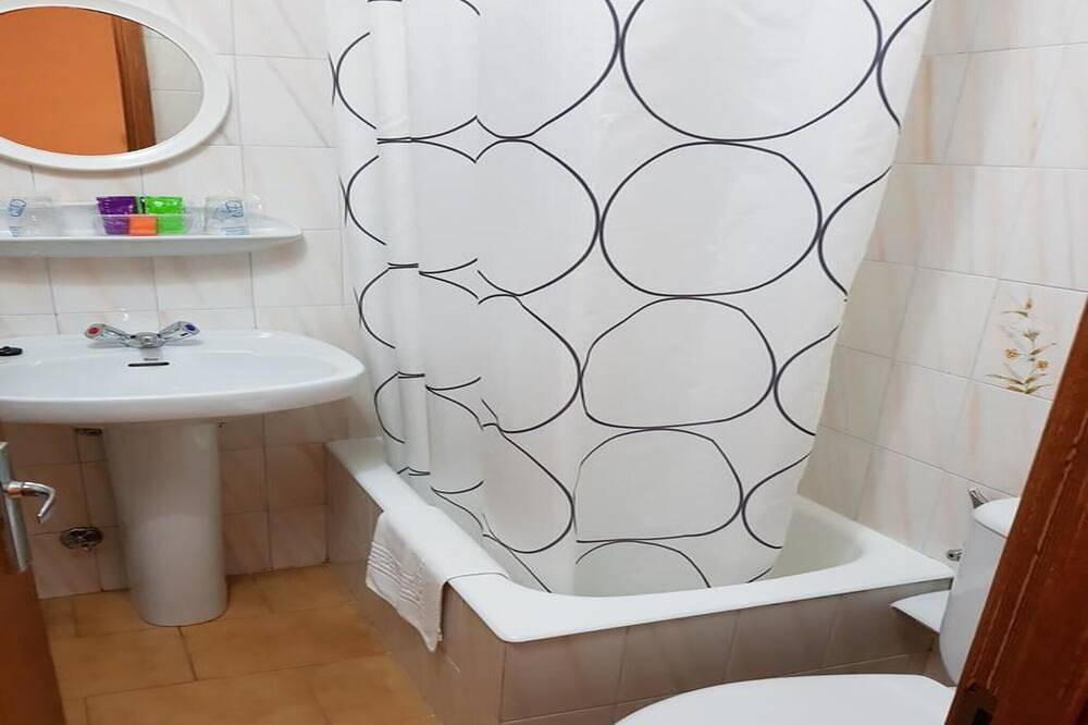 Lovely double room with private bathroom in Luarca, Valdés