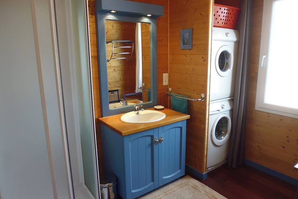 3*** wooden house, 2 steps from the sandy beach, Wifi, Bikes, Parking, Garden in Plozévet, Quimper region