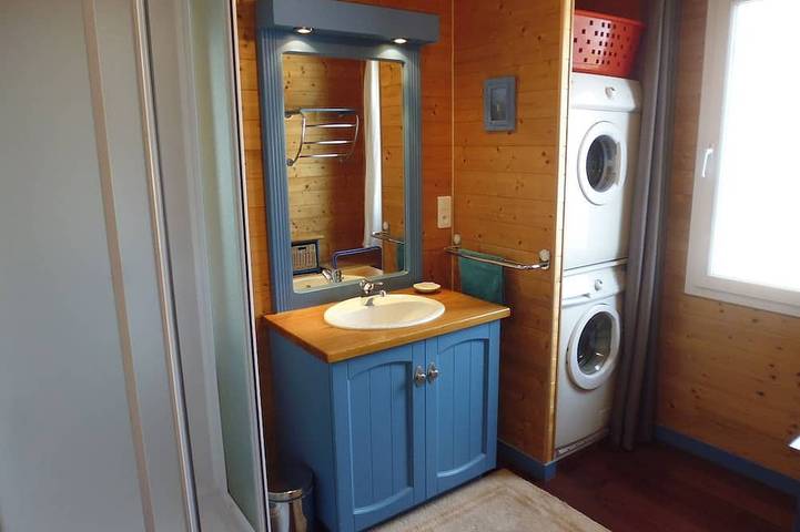 Maison en bois 3*** à 2 pas de la mer et du Gr 34, Wifi, Vélos, Parking, Jardin in Plozévet, Région de Quimper