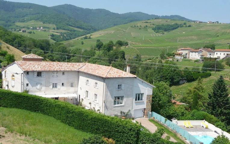 Gîte pour 2 personnes, avec Terrasse et Jardin ainsi que Piscine et Vue à Vaux-en-Beaujolais