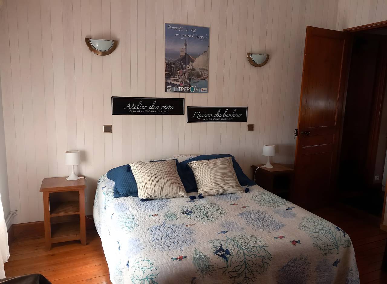 Chambre d’hôtes « La Chambre d’Alice » avec terrasse et jardin partagés, Wi-Fi in Abbeville, Région d'Abbeville