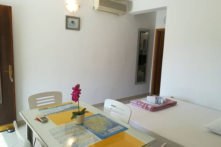 Ganze Wohnung, Appartement mit überdachter Terrasse in Razanj, Šibenik-Knin