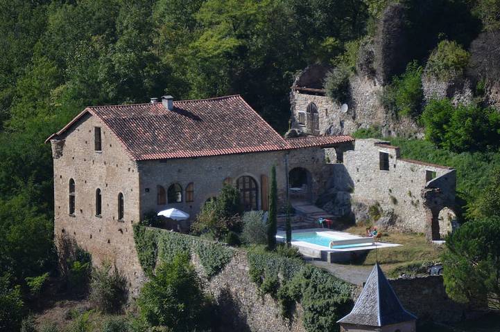 Château pour 12 personnes, avec jardin dans l' Ariège