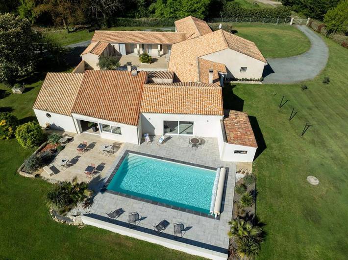 Maison d’hôte pour 2 personnes, avec Terrasse et Jacuzzi ainsi que Jardin et Piscine