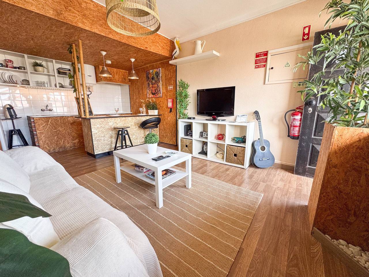 Apartamento entero, Apartamento '1 Min Beach Retreat Consolação' con vistas al mar, balcón y Wi-Fi in Consolação, Peniche