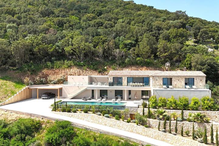 Location de vacances pour 12 personnes, avec piscine et jardin, adapté aux familles dans Plage de Pinarello - 2