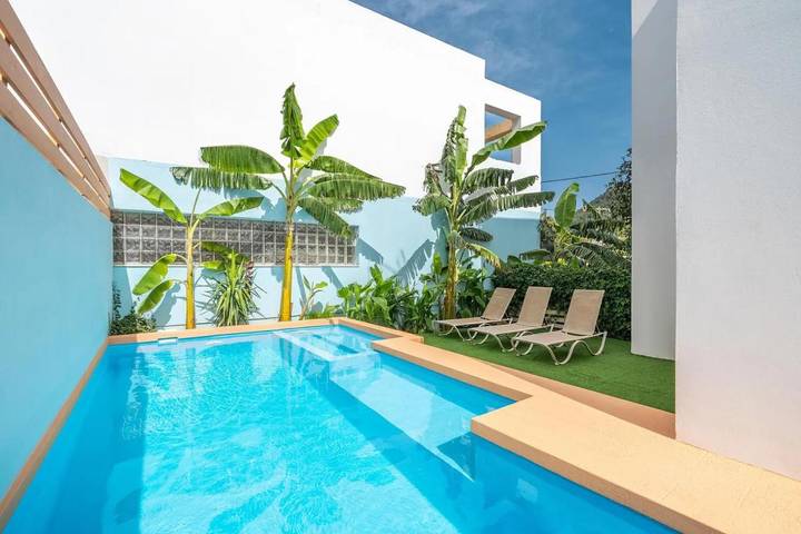Ferienhaus für 10 Personen, mit Balkon und Whirlpool sowie Terrasse und Garten