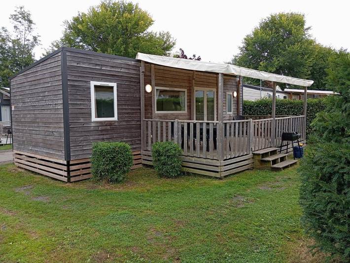 Camping pour 6 personnes, avec terrasse ainsi que jardin et piscine