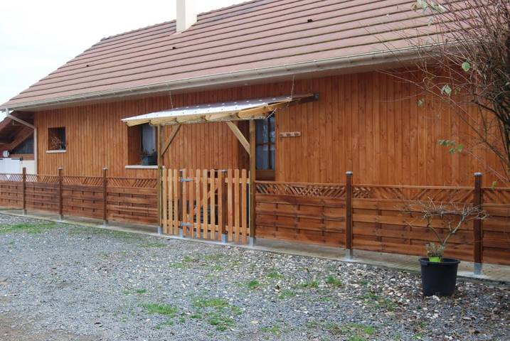Location de vacances pour 6 personnes, avec piscine ainsi que jardin et vue, adapté aux familles à Saint-Robert