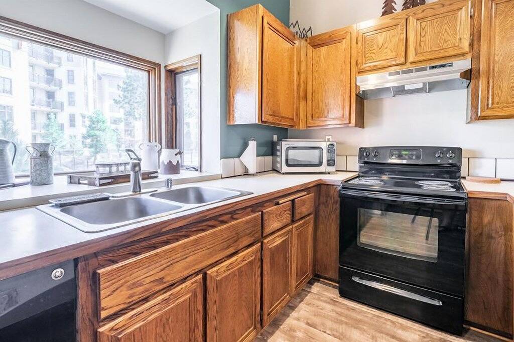 Helios S #5 - Pet Friendly 2 Bedroom 3 bathroom Townhouse, Just a short walk to Village Gondola in Mammoth Lakes, Mammoth Mountain