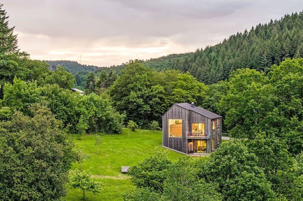 Moderner Holzhausneubau in der Eifel in Schutz, Vulkaneifel