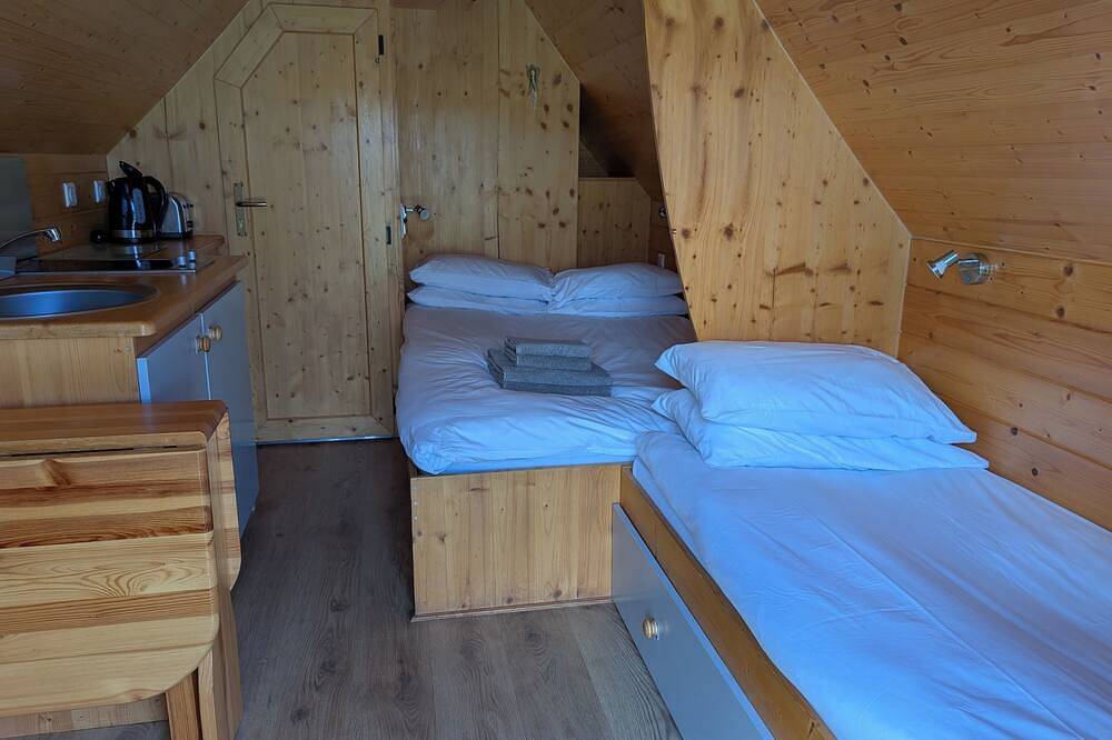 En Suite Glamping Pod, Sleeps 2 adults and 2 children, dog friendly. in Highlands