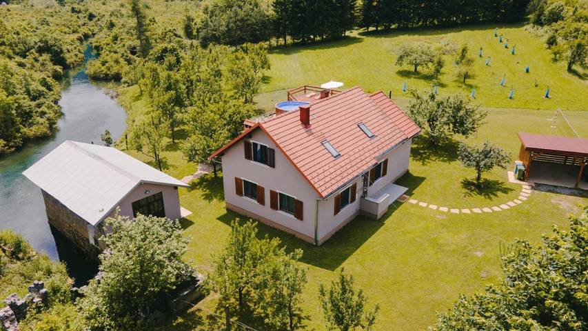 Ferienhaus für 8 Personen, mit Terrasse und Garten sowie Pool und Sauna in Plaški