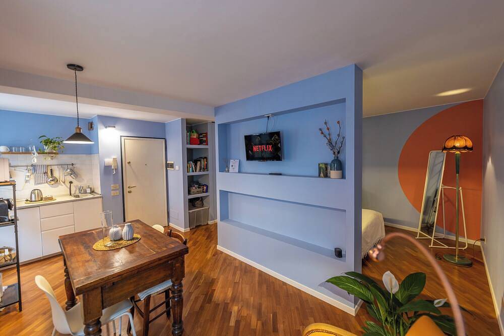 Entire apartment, [Duomo 100m] Cozy studio apartment - strong Wi-Fi in Parma, Parma Province