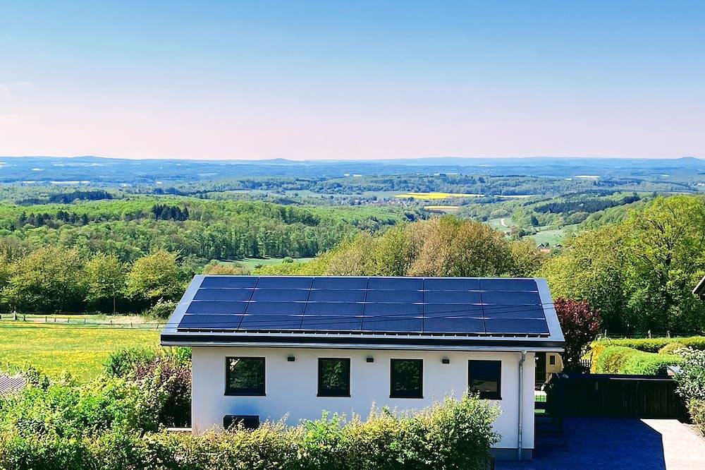 Entspannen mit Panoramablick im Vogelsberg. Mit Sauna und Whirlpool. in Laubach, Vogelsberg Region
