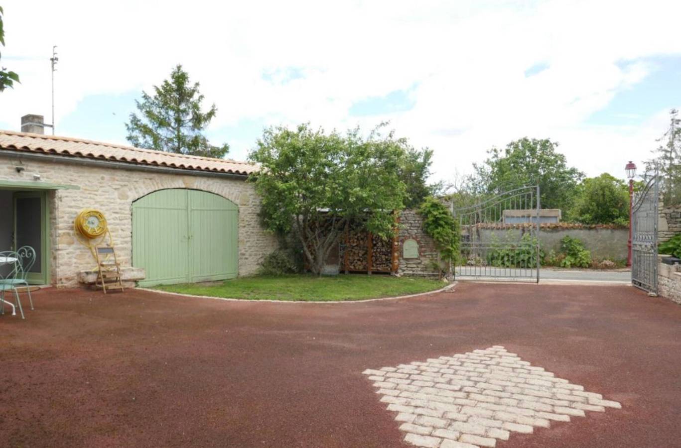 Gîte Le Romarin : piscine partagée, terrasse commune et Wi-Fi à Courçon in Courçon, Région de La Rochelle