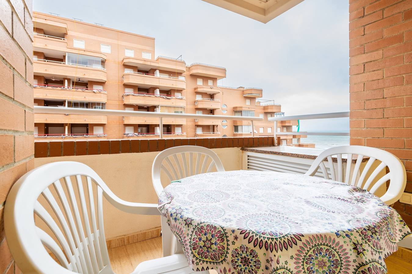 Apartamento inteiro, Apartamento 'Vistamar, 1ª Linha de Praia' com Vista Mar, Wi-Fi e Ar Condicionado in Marina d'Or, Oropesa del Mar