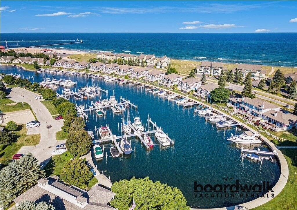 Ganze Wohnung, First Floor Condo at Water's Edge in Manistee, Manistee County