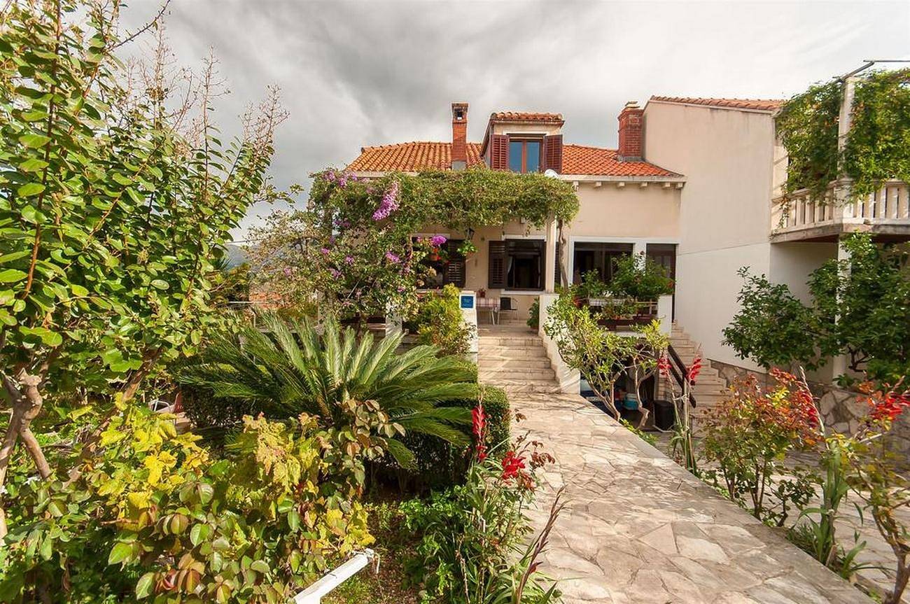 Entire apartment, One bedroom apartment with terrace and sea view Cavtat (Dubrovnik) A-2132-a in Cavtat, Dubrovnik-Neretva