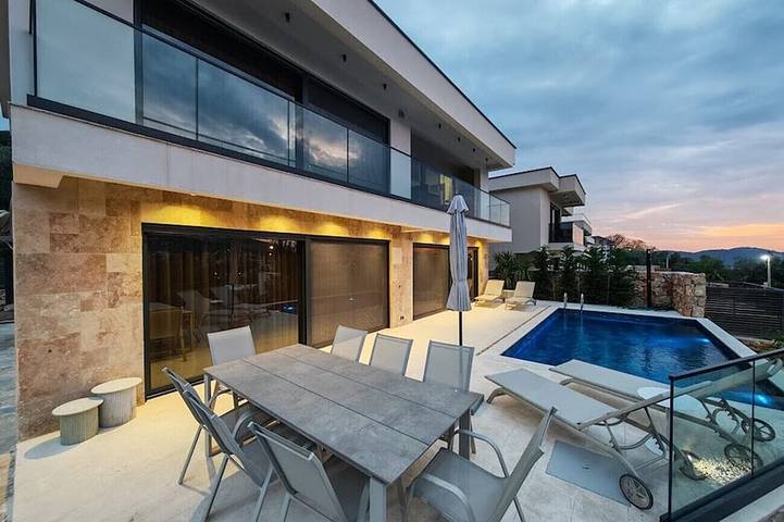 Ferienhaus für 6 Personen, mit Garten und Pool sowie Balkon, mit Haustier in Bar