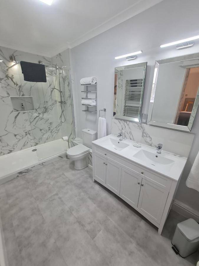Double Room with Bathroom in Taunton, Somerset