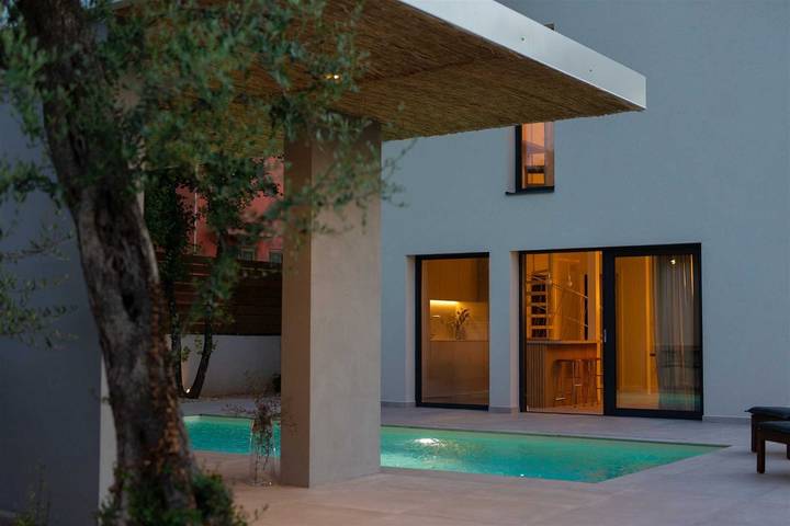 Ganze Wohnung, Schönes Ferienhaus Mala mit beheiztem Pool in Malinska-Dubašnica, Krk