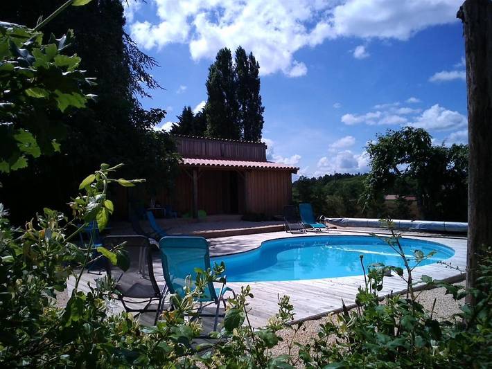 Location de vacances pour 16 personnes, avec piscine ainsi que vue et jardin, animaux acceptés à Sauveterre-la-Lémance